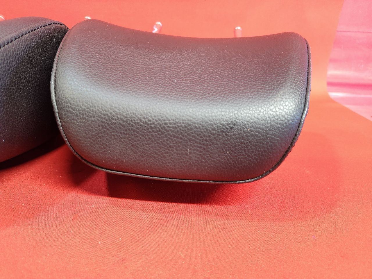 2010 2011 VW Tiguan 09-11 Eos FRONT Left Right Seat Headrest Set Leatherette Blk