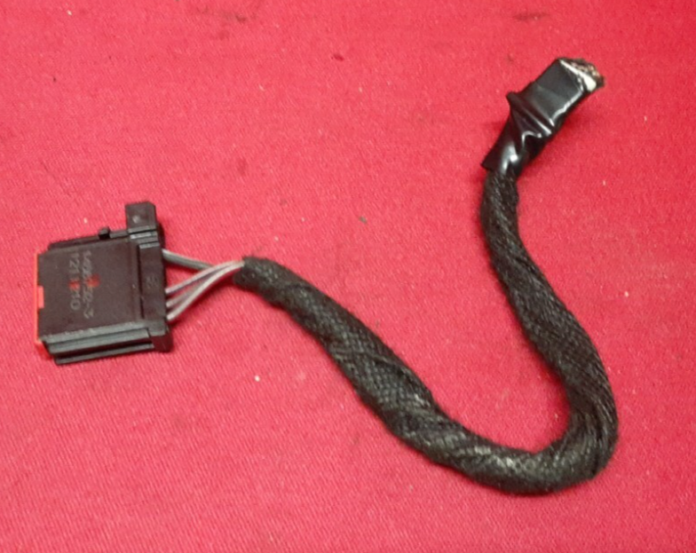 2013 - 2019  Lincoln MKT GPS Antenna Control Module DE9Z10E893D  PIGTAIL