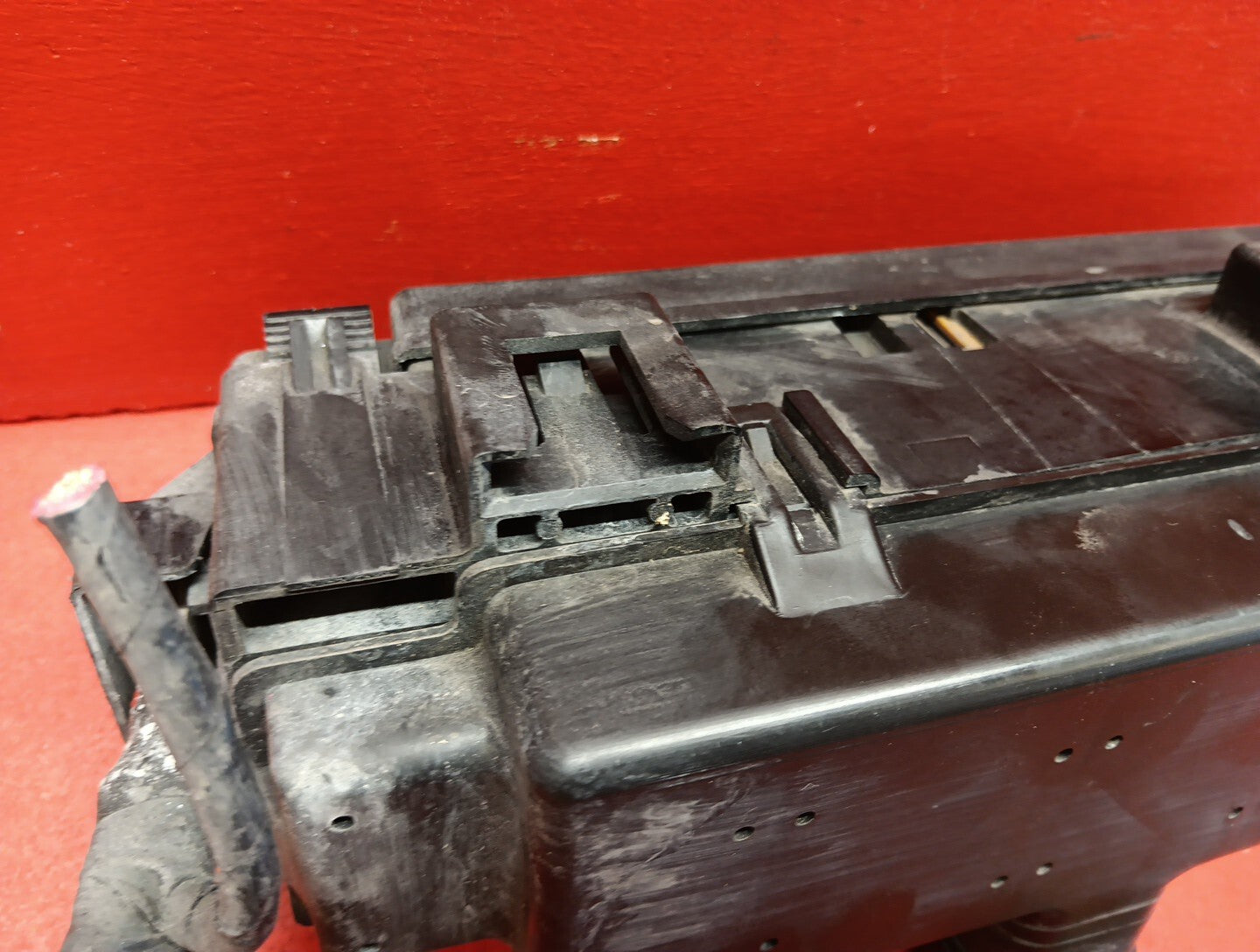 2004 - 2006 Dodge Durango 4.7L Fuse Box Engine w/o Tow Package