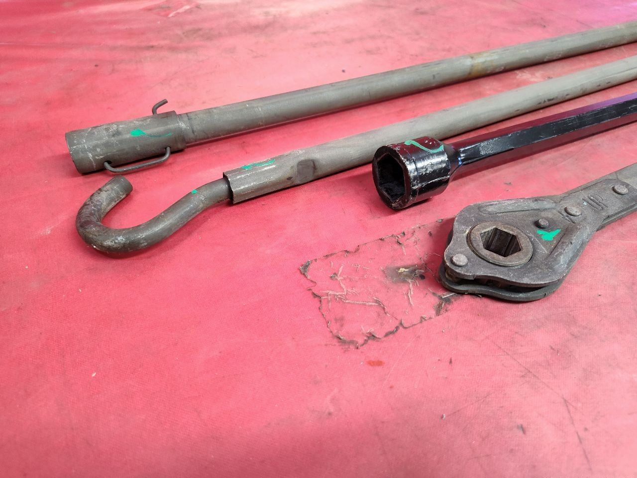 1988-2000 Chevy GMC Cadillac SUV / Pickup Emergency Tire Scissor Jack Tool Set