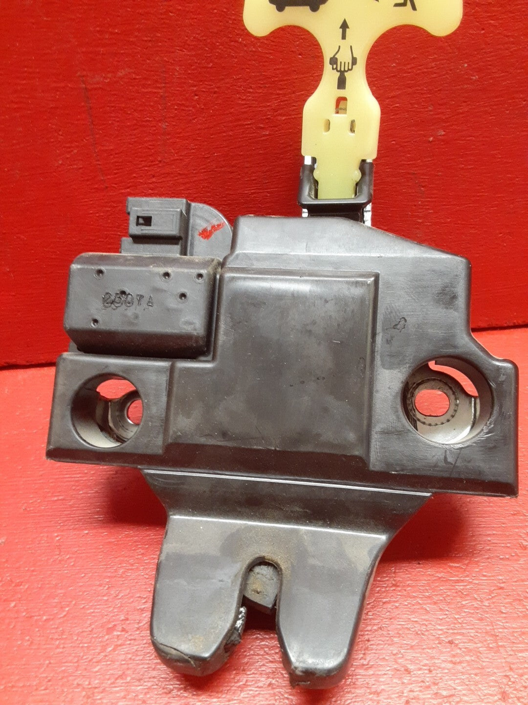 2007-2011 Toyota Camry Deck Lid Trunk Latch Lock Assembly 64600-06010