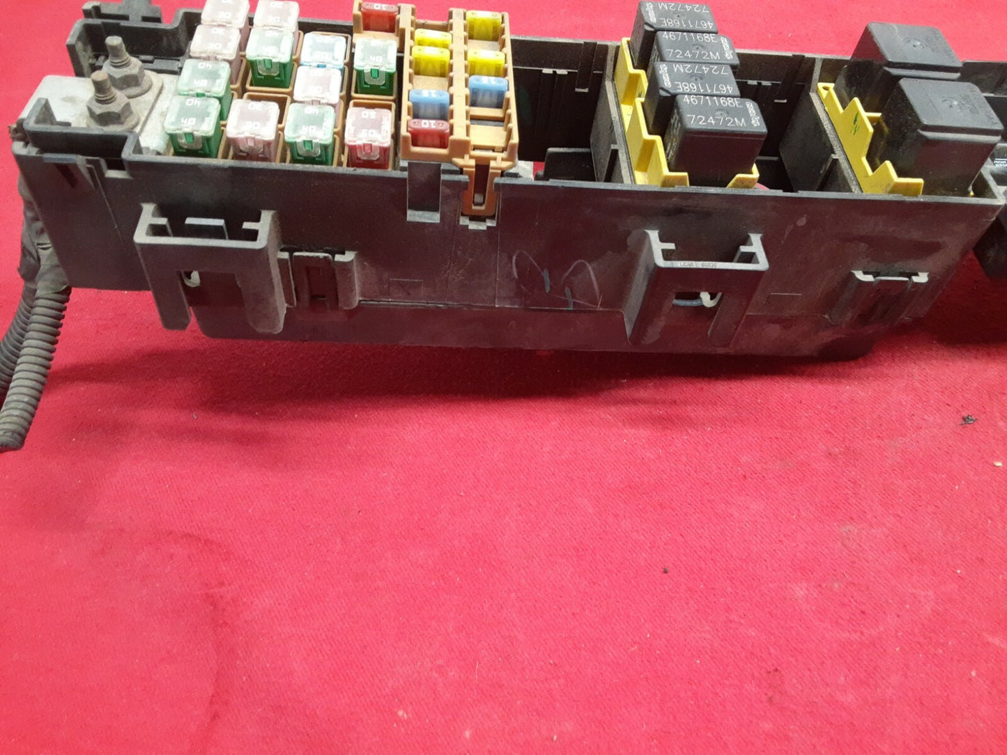 2004 2005 Dodge Durango Power Distribution Center Box Relay Fuse Panel Yellow