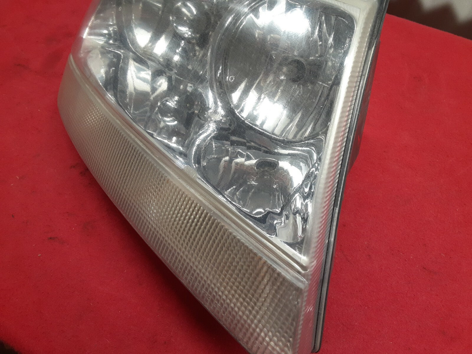 2001 - 2004 Jeep Grand Cherokee Limited Overland RIGHT PASSENGER Headlight Lamp