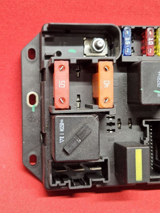 2006 Range Rover HSE / Supercharged 4.2L 4.4L V8 Engine Bay Fuse Box Block