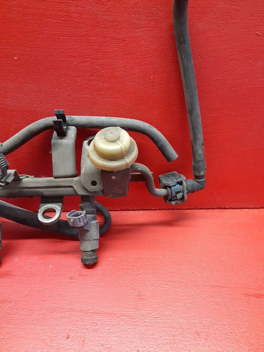 2001 2002 2003 Mazda Protege Fuel Rail W/ Injector Assembly