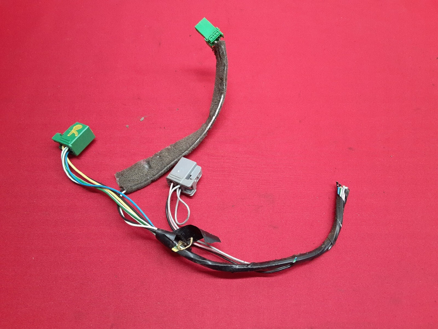 1999 - 2003 Volvo S80 - Right / Passenger Side Tail Light / Tail Lamp - PIGTAILS