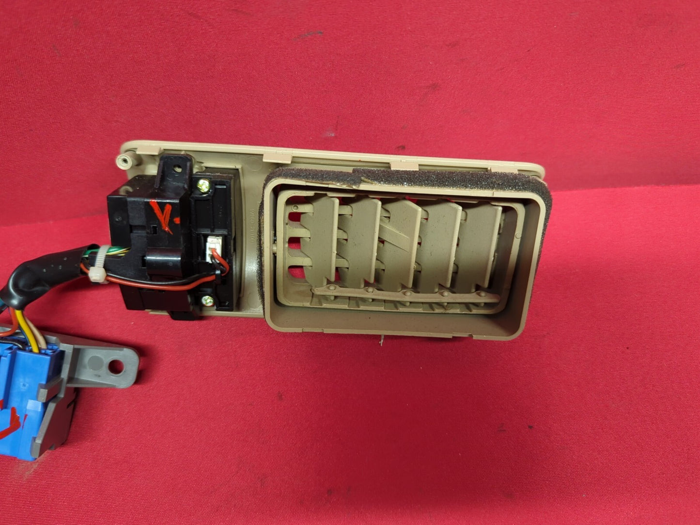 2011 - 2013 Kia Sorento 7 Passenger LEFT Air Duct Vent Beige 	97980-2B000