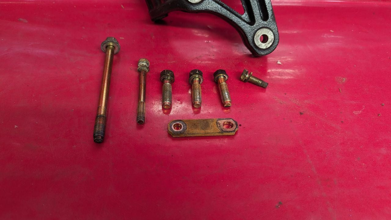 96-00 Nissan Pathfinder 97-00 Infiniti QX4 3.3L V6 Alternator Bracket w/ Bolts