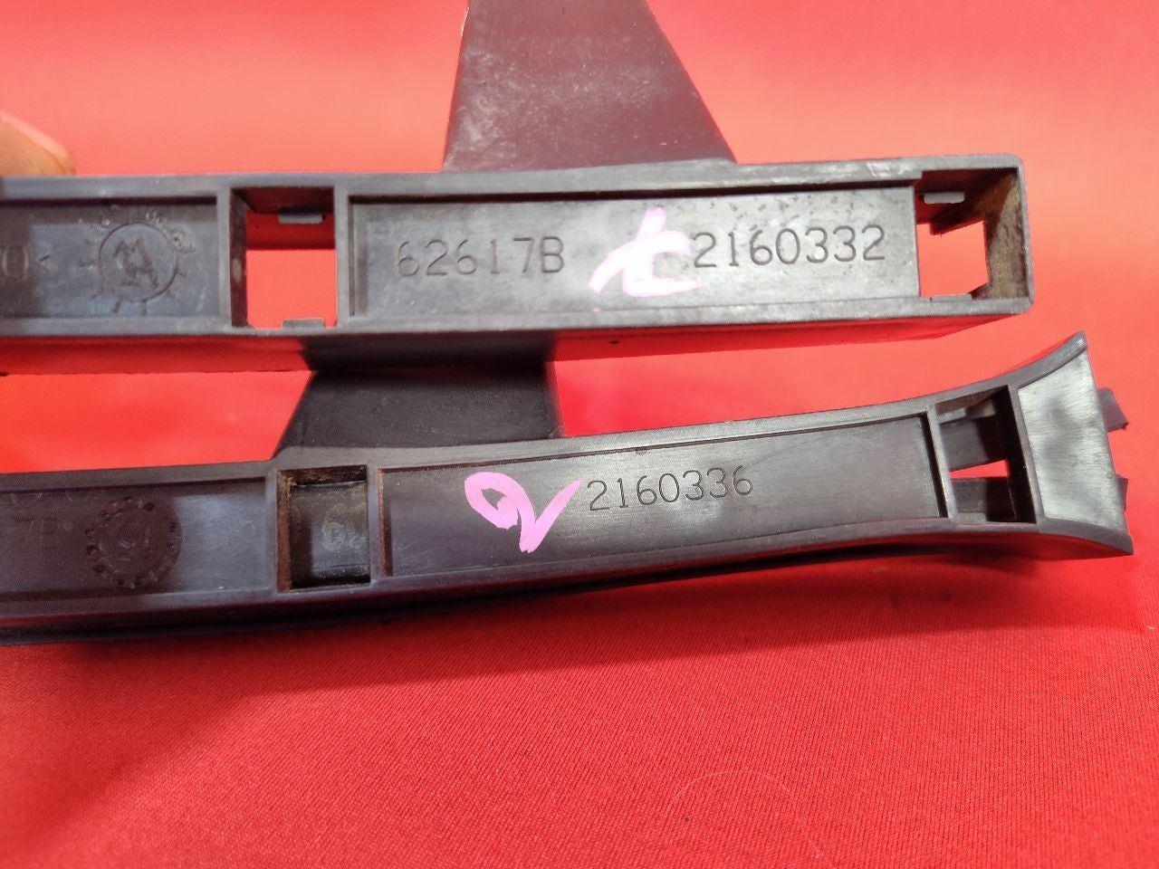2012-2019 Fiat 500 Front RIGHT PASSENGER Door Glass Window Channel Guide SET
