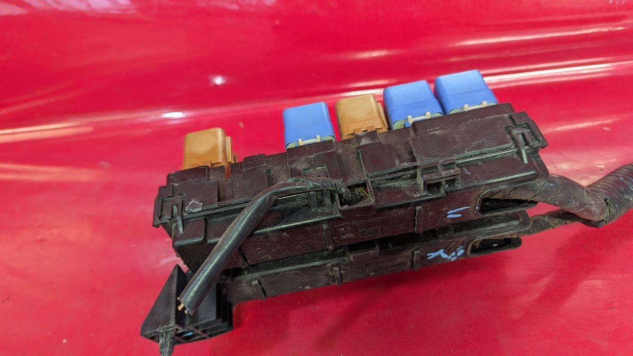 2000 Nissan Pathfinder Auto Trans 4WD Engine Bay Fuse Box Junction Block