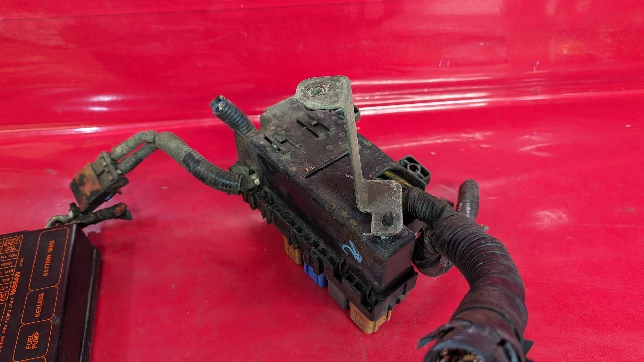 2000 Nissan Pathfinder 4WD Auto Trans Engine Bay Fuse Box Junction Block