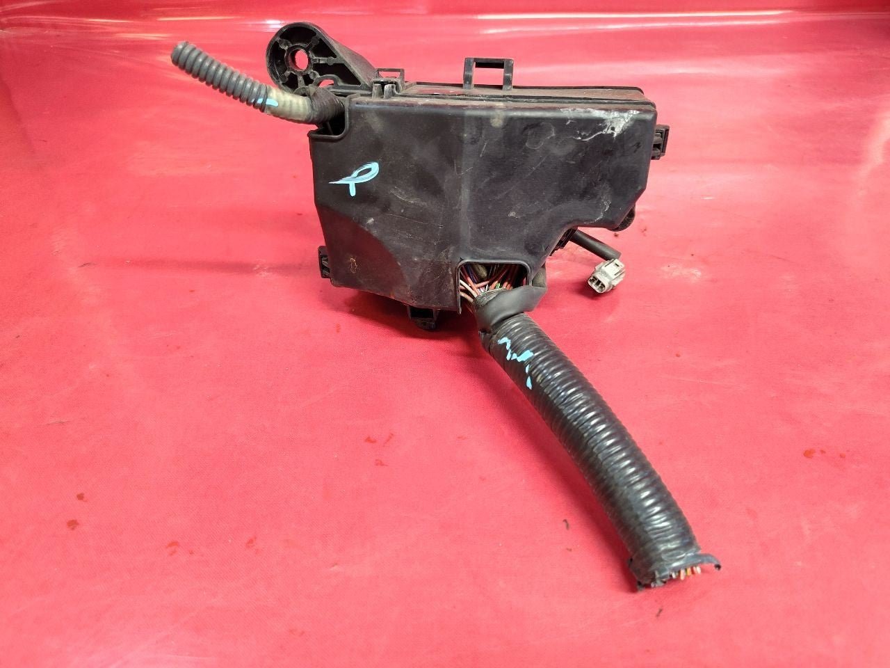 2001-2003 Toyota Prius 1st Gen Engine Bay Fuse Box Junction Block 82721-47010