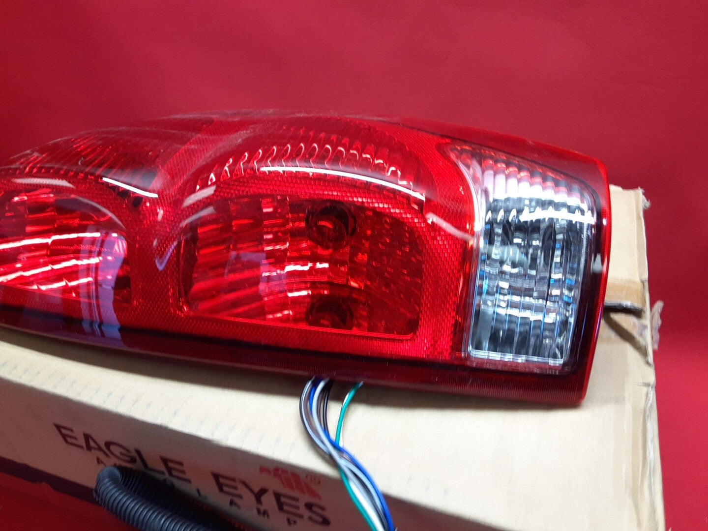 Eagle Eyes GM2801153V Right Passenger Taillight for 2002-2006 Chevy Avalanche