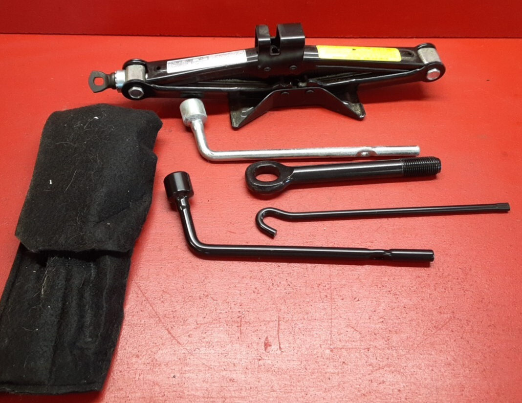 2011-2016 Kia Sportage Spare Emergency Jack W/ Tool Set 091102S100