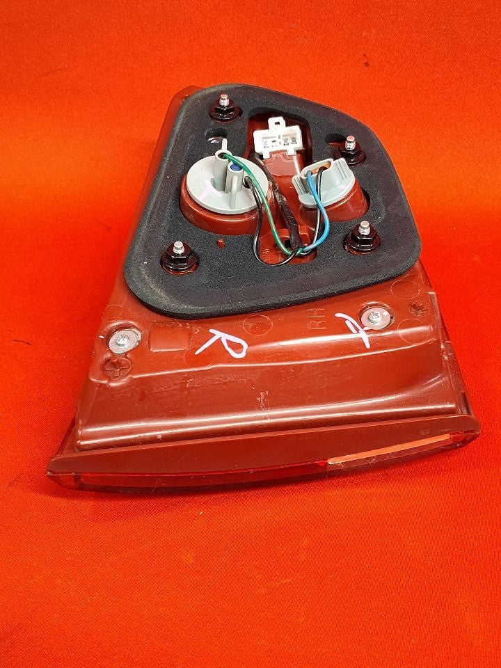 2016-2018 Kia Sorento RIGHT PASSENGER INNER Tail Light Lamp w/ Socket HALOGEN