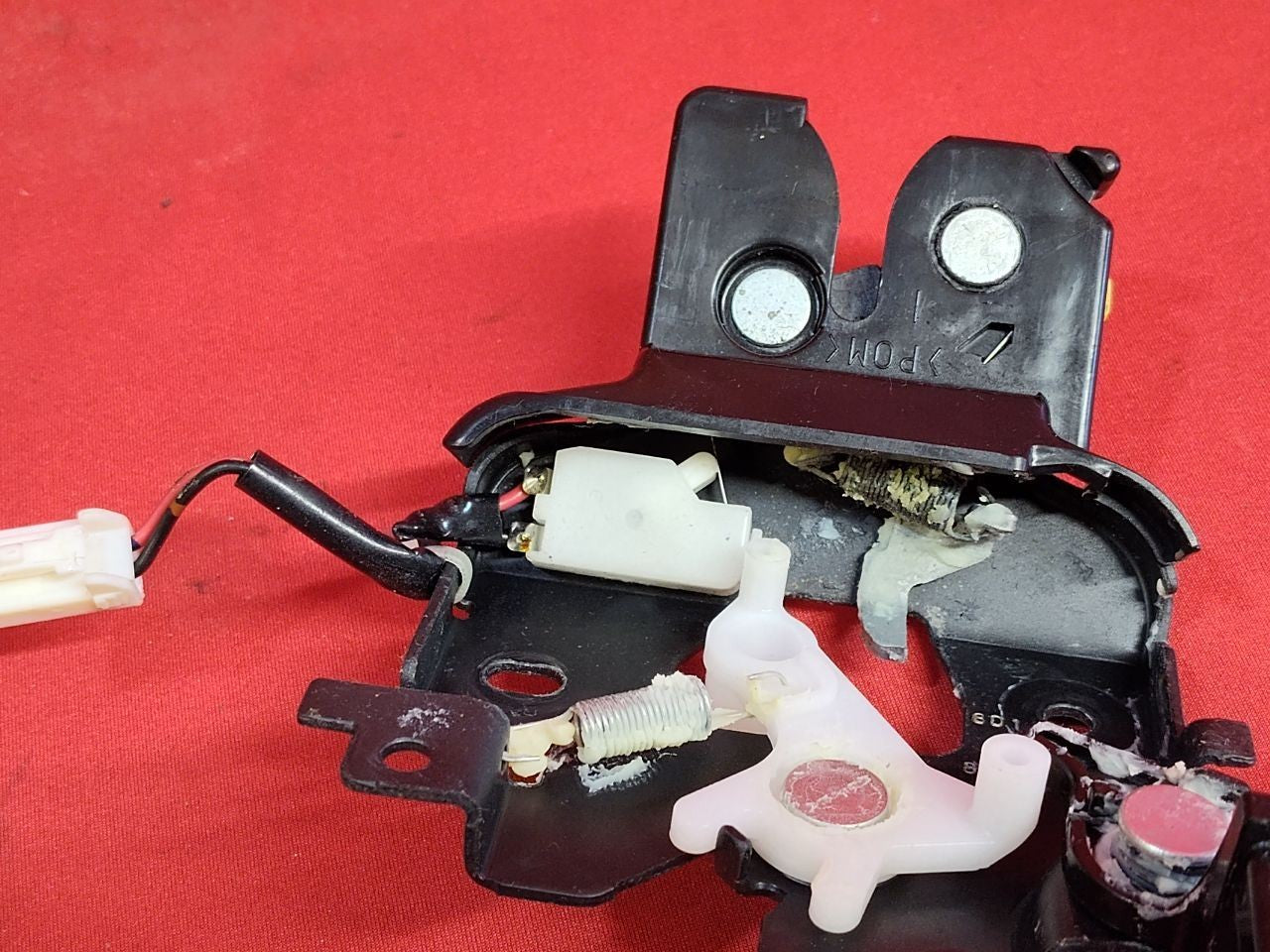 2007-2009 Mazda Mazda3 Sedan Trunk Lid Latch Lock Actuator w/ KEYLESS ENTRY