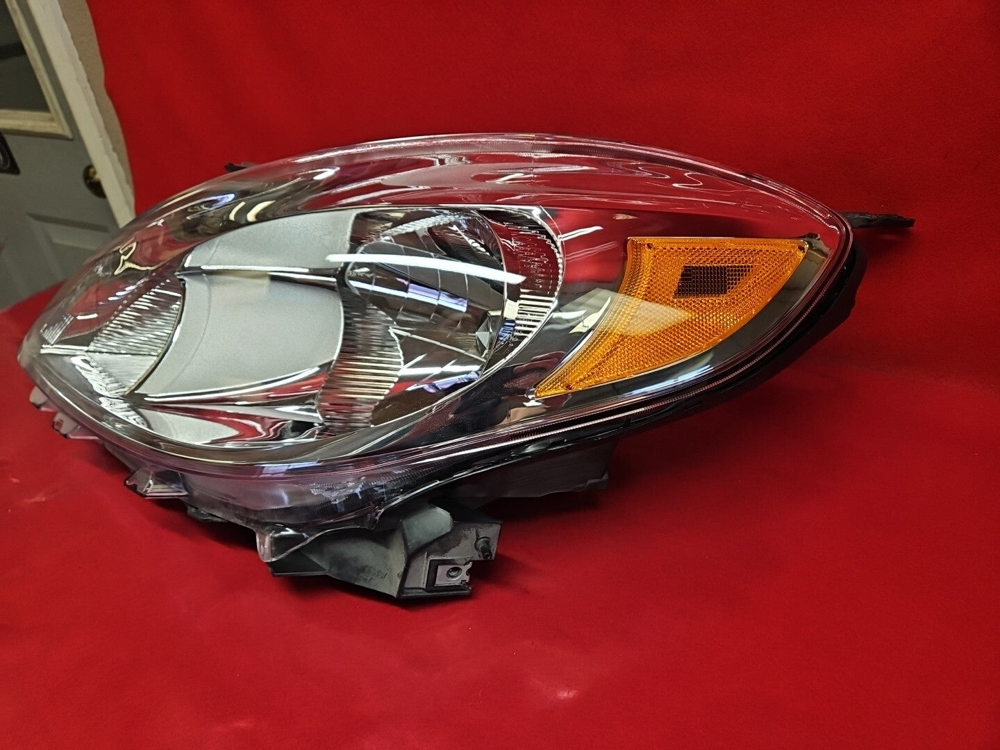 2012 - 2014 Nissan Versa Front right Passenger Headlamp Light 26010-3AN0B