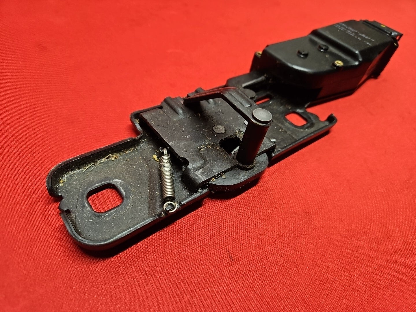 2006 - 2017 Audi Rear Liftgate Hatch Latch Lock Striker Plate Actuator