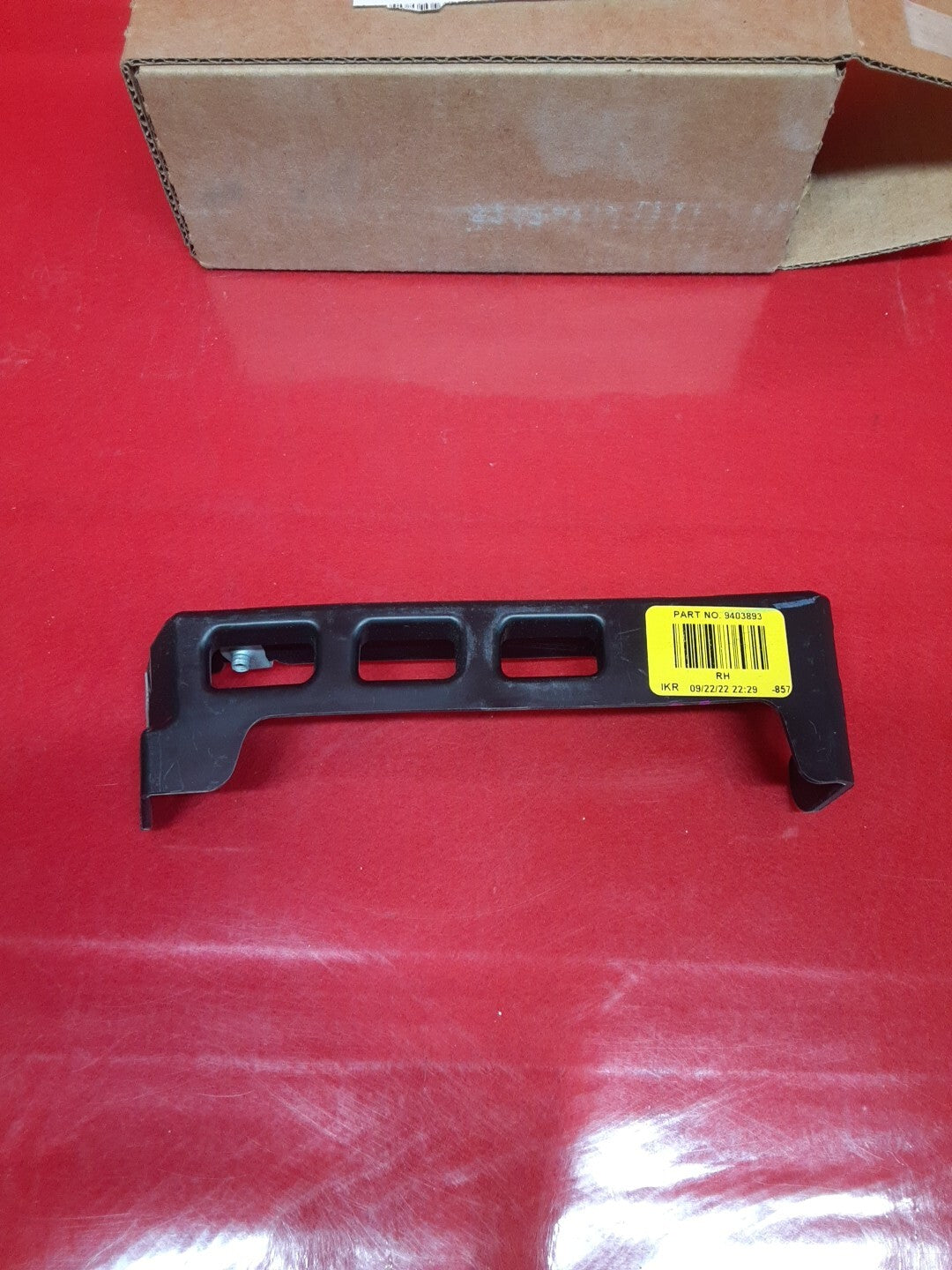 2018 - 2024 GM Chevrolet Equinox Front Right Passenger Wheelhouse Liner Bracket