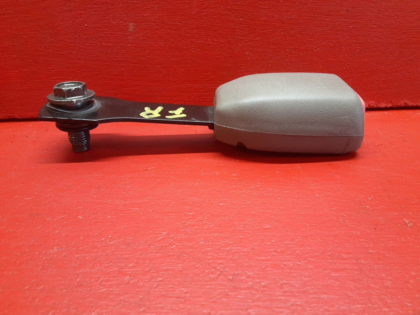 2000 - 2003 Nissan Sentra FRONT RIGHT PASSENGER SIDE Seat Belt Buckle End