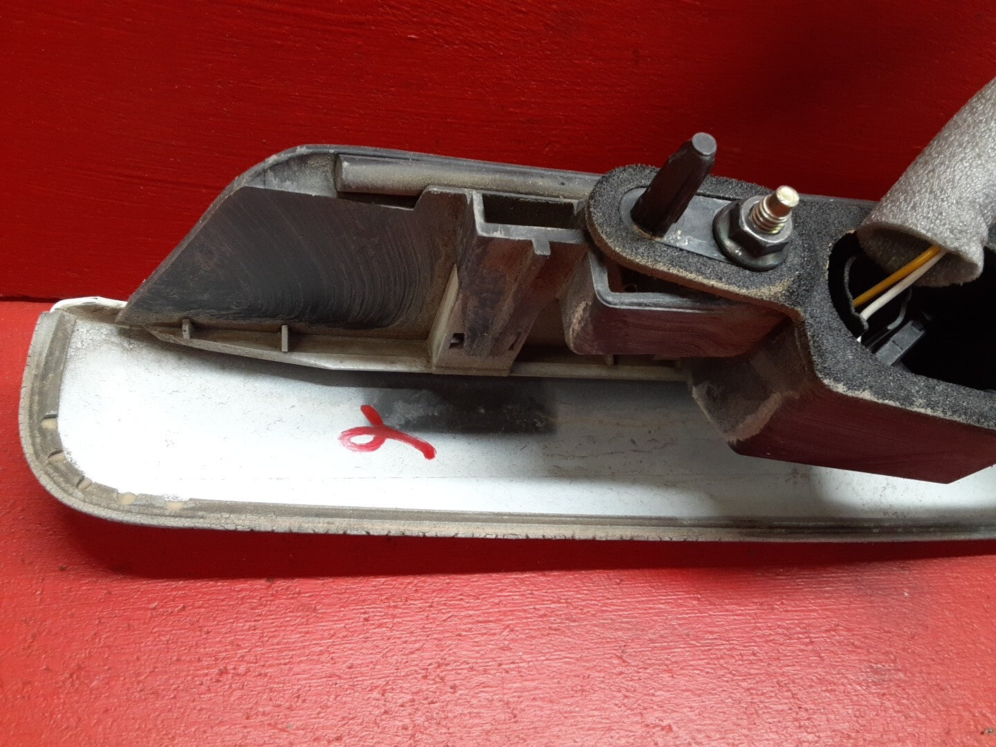 1998 - 2000 Volvo S70 Trunk Deck Lid License Plate Lamp Lock Molding Trim Handle