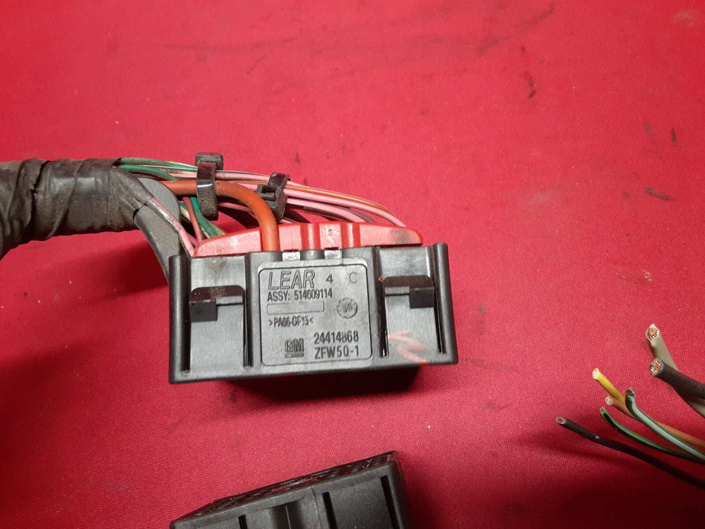 2006 2007 Buick Lucerne & DTS 4.6 V8 Engine Junction Box 15883251 PIGTAIL WIRES