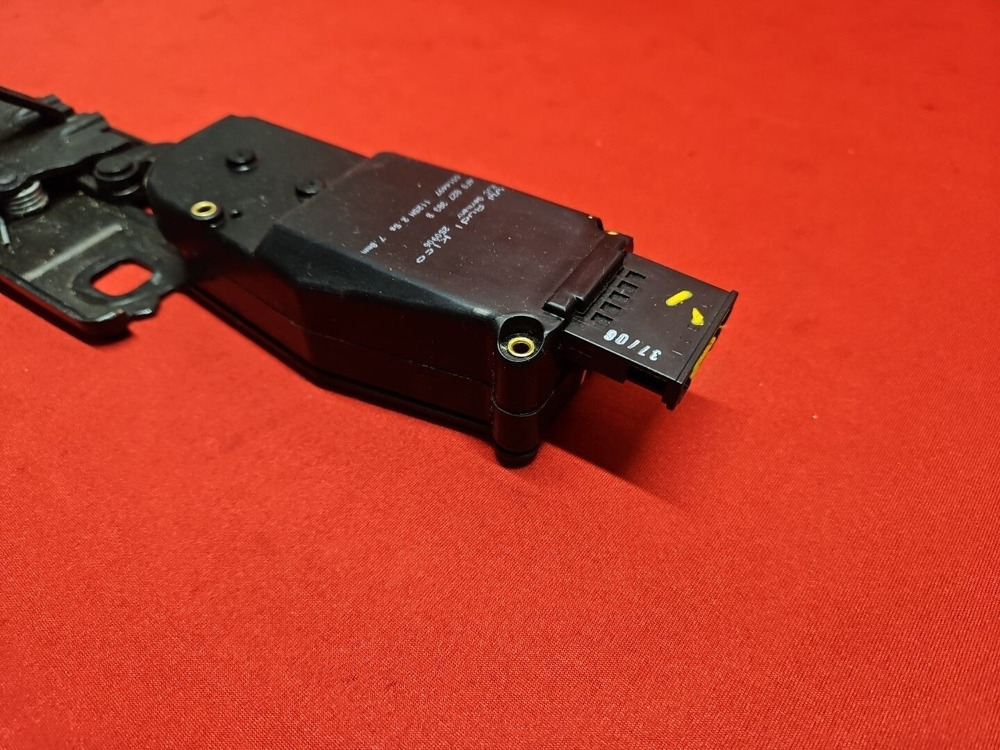 2006 - 2017 Audi Rear Liftgate Hatch Latch Lock Striker Plate Actuator