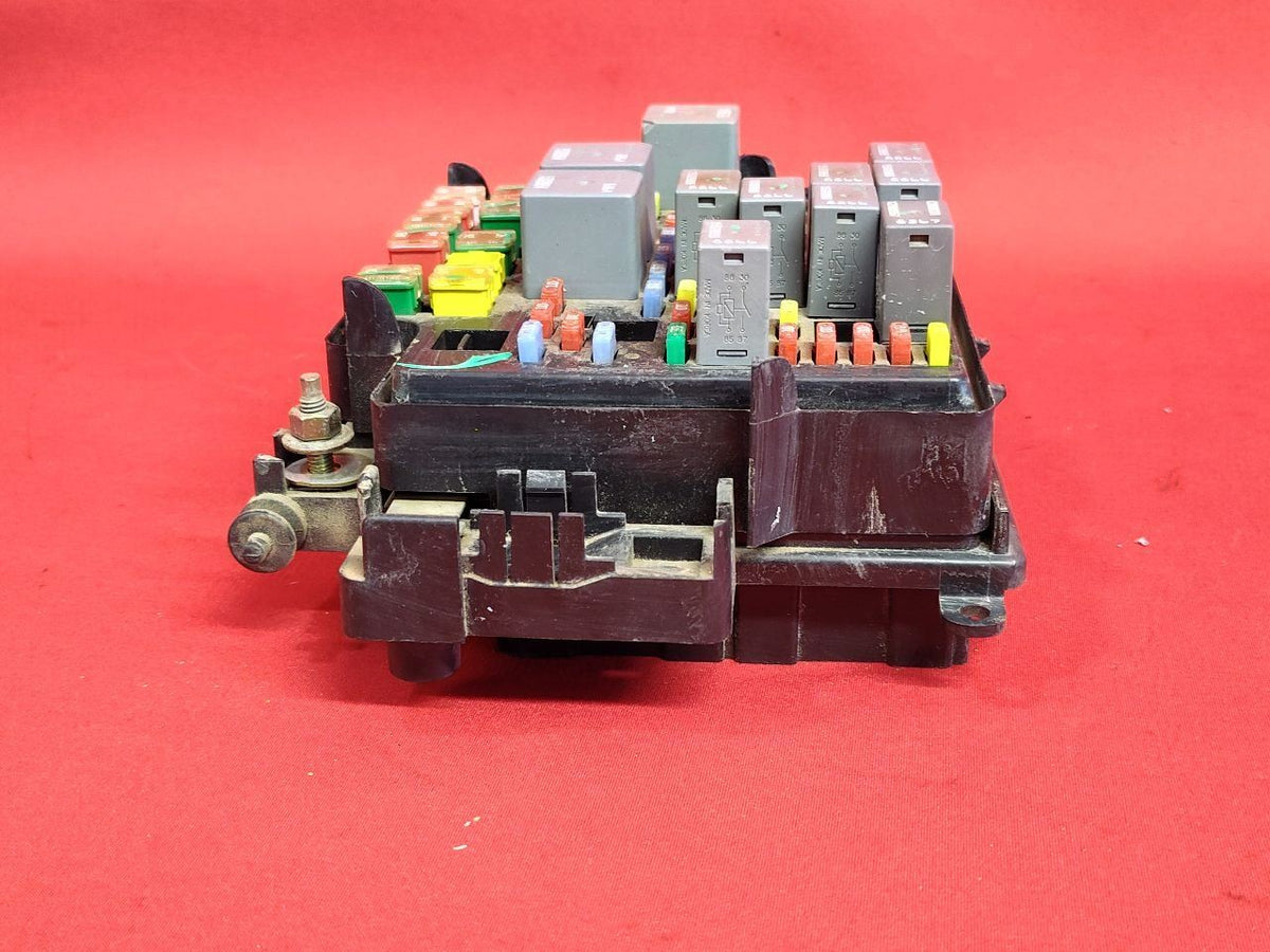 2004-2006 Cadillac Chevy GMC Truck SUV Engine Fuse Box Junction Block