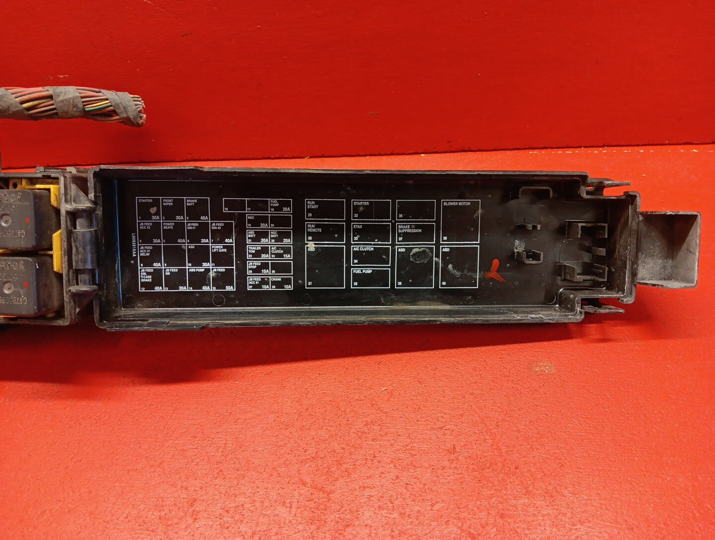 2004 - 2006 Dodge Durango 4.7L Fuse Box Engine w/o Tow Package