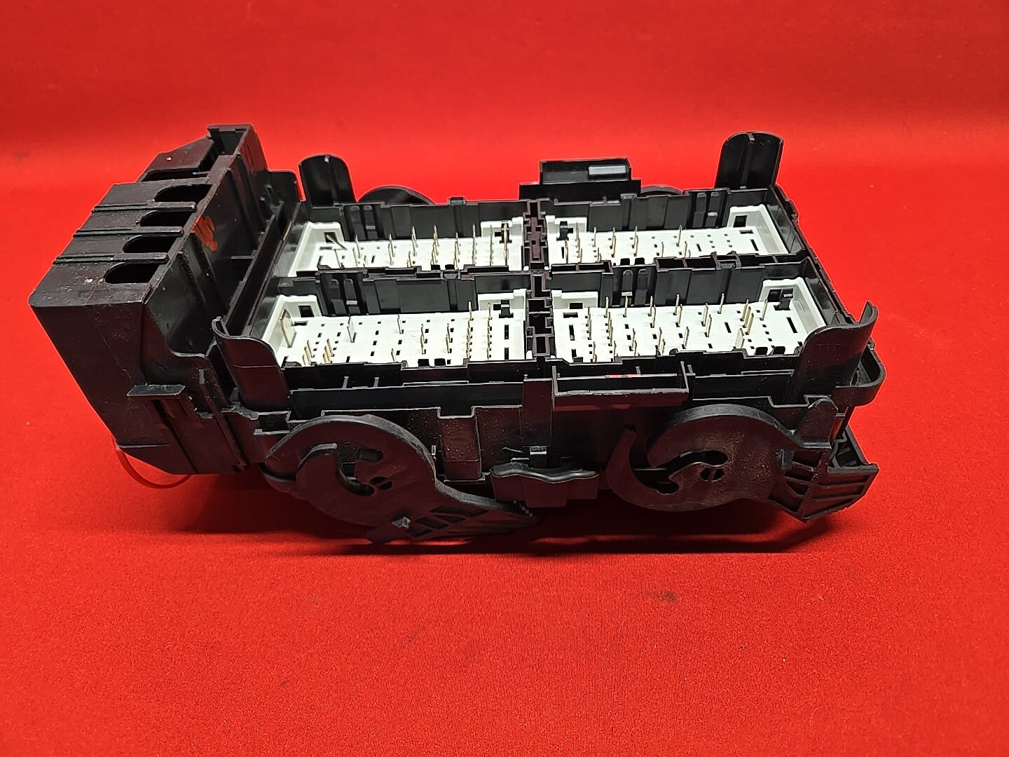 18-20 Buick Regal Sportback TourX L4 Engine Wiring Harness Relay Junction Block