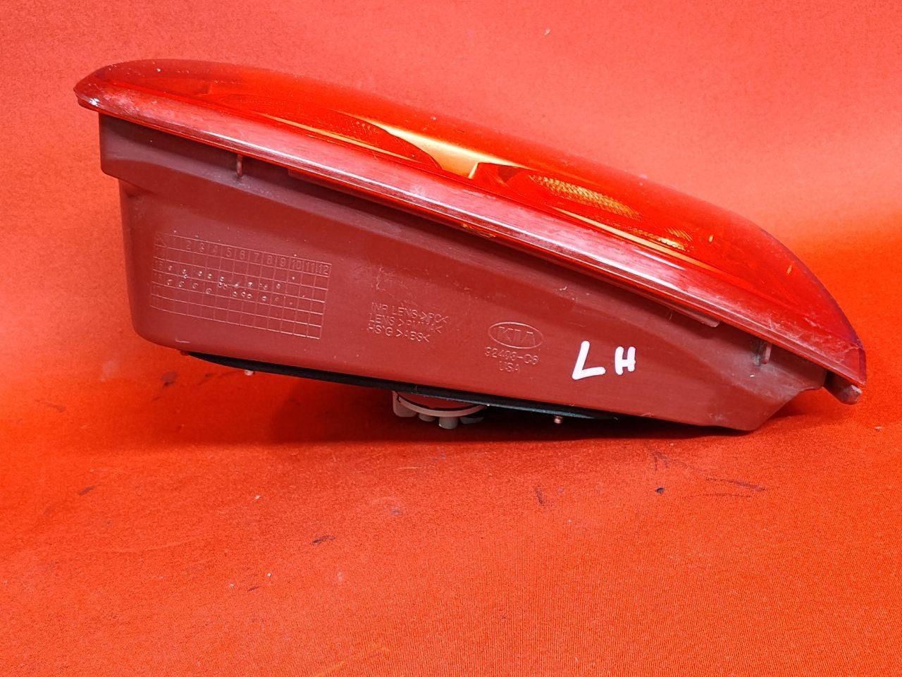 2016-2018 Kia Sorento LEFT DRIVER INNER Hatch Tail Light Lamp w/ Socket HALOGEN