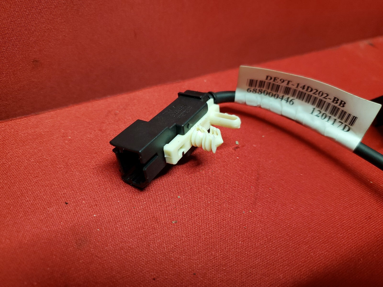 2013 - 2019 Lincoln MKT FRONT Center Console USB Sync Cable DE9T-14D202-BB