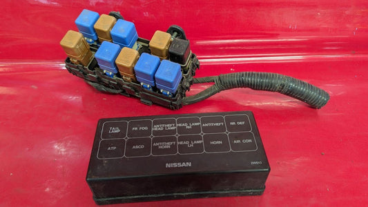 2000 Nissan Pathfinder Auto Trans 4WD Engine Bay Fuse Box Junction Block