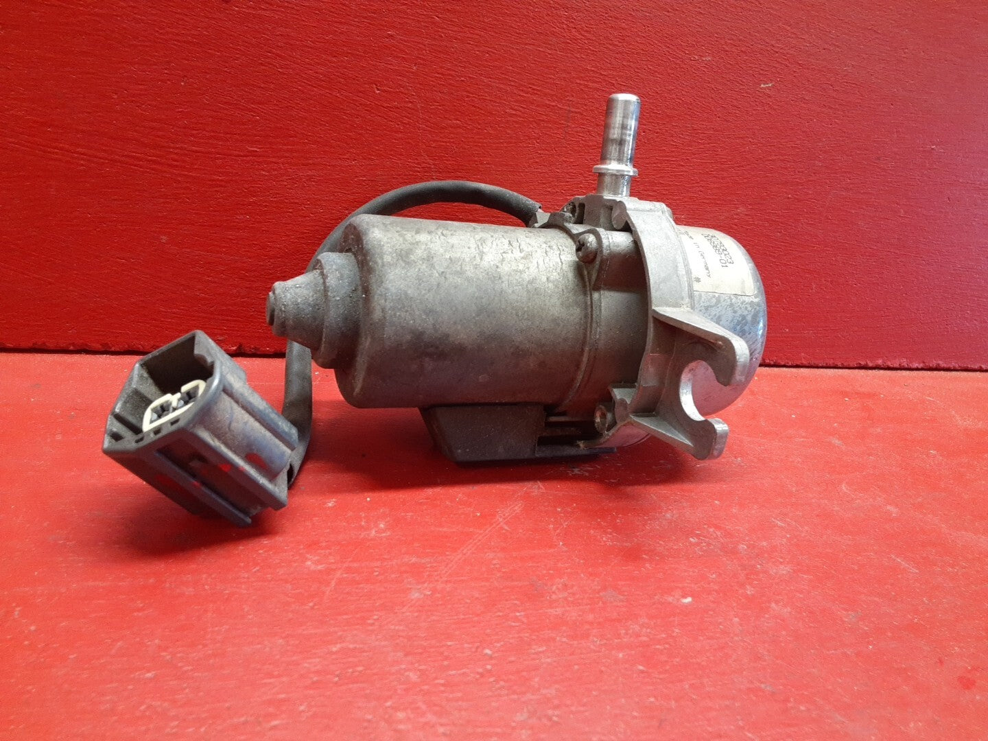 2007 Volvo V50 S40 Brake Vacuum Pump 30793023 / 008989-01