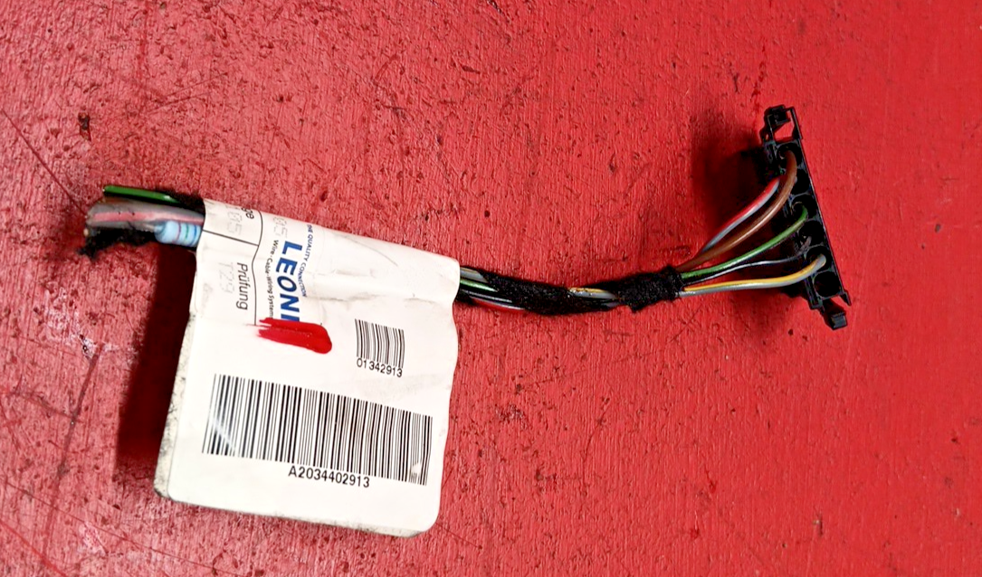 2001-2004 Mercedes-Benz C230 240 320 Right Taillight Assembly Pigtail 2038201064