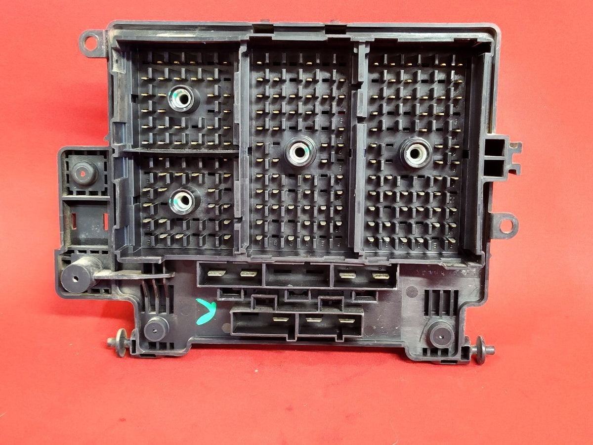 2004-2006 Cadillac Chevy GMC Truck SUV Engine Fuse Box Junction Block