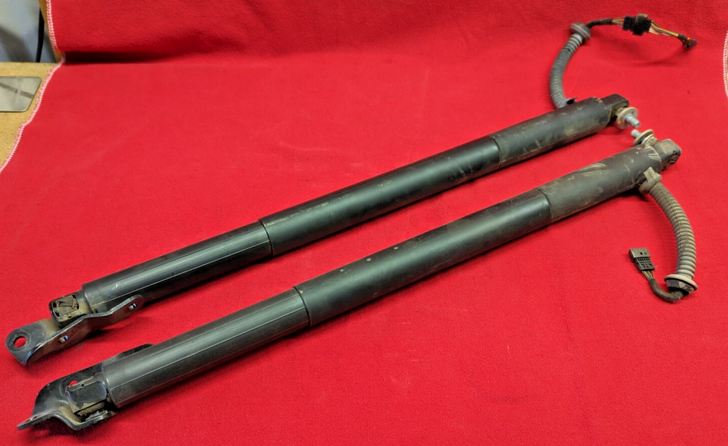 2010 - 2016 BMW 535GT / 550GT Rear Tailgate Power Lift Strut Set - Left & Right