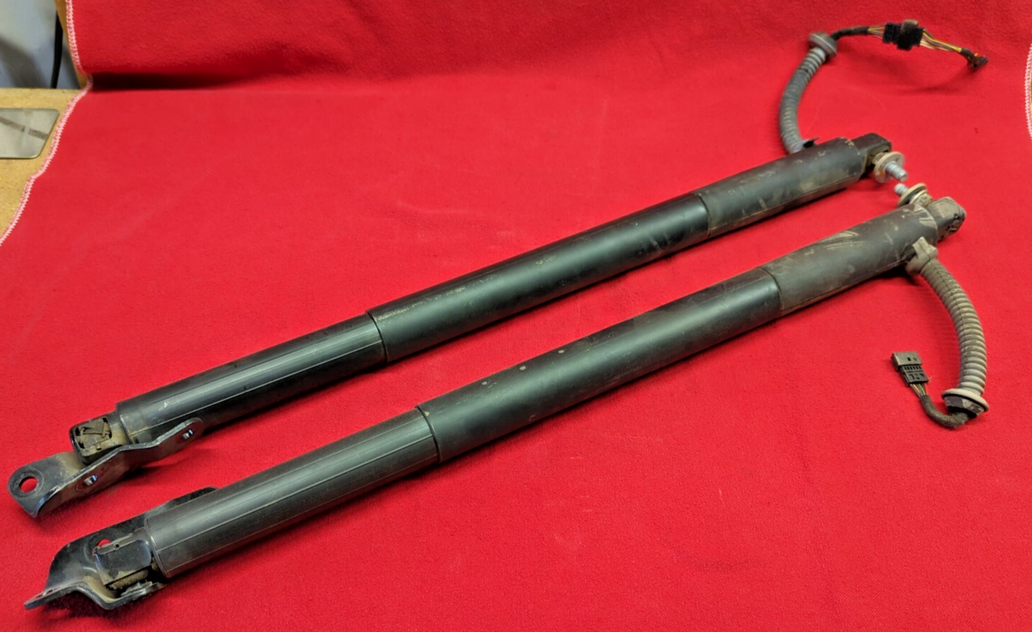 2010 - 2016 BMW 535GT / 550GT Rear Tailgate Power Lift Strut Set - Left & Right