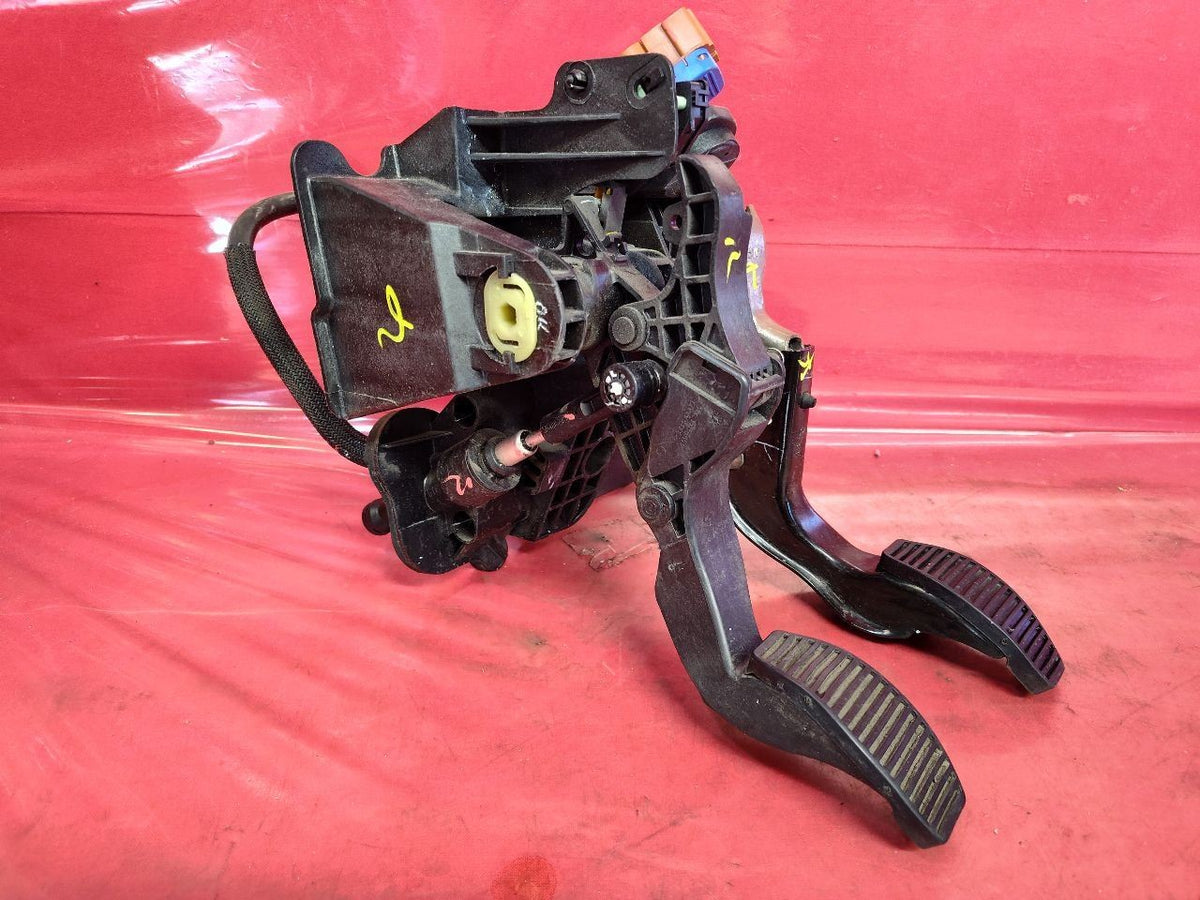 2012-2019 Fiat 500 5-Spd Manual Transmission Brake / Clutch Pedal 5171645AG