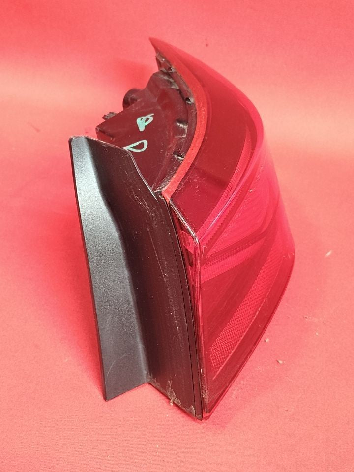 2019-2024 Kia Forte RIGHT PASSENGER OUTER Quarter Incandescent Tail Light Lamp